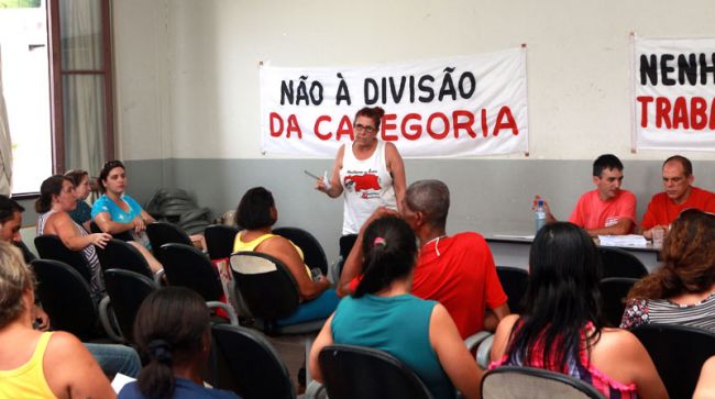 Fernando Priamo/11-12-12 Professores em reunião
