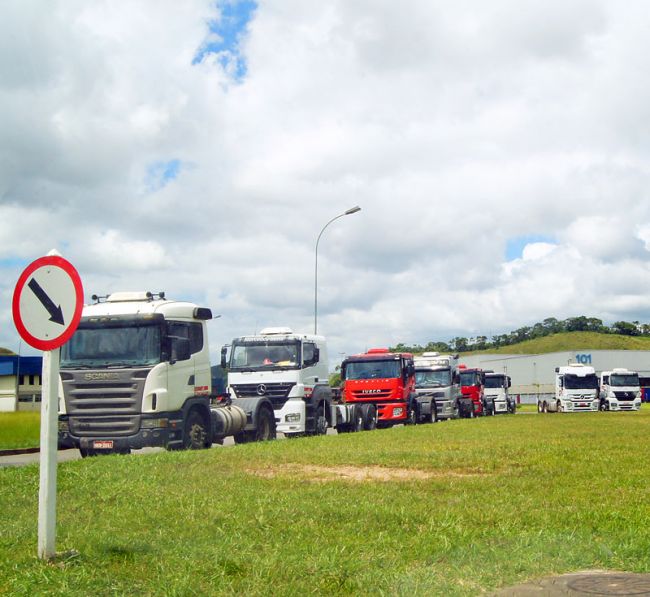 Lara Toledo/03-02-14 Caminhões continuam estacionados em frente à montadora