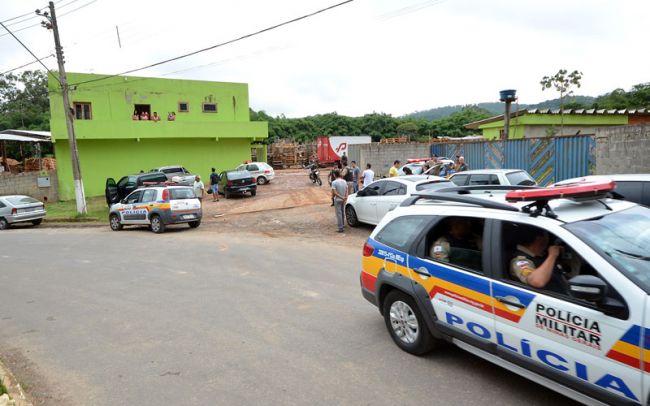 Pelo menos 12 policiais foram mobilizados