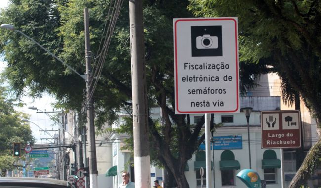 Fernando Priamo/05-02-14 Placa alerta para a presença do radar na Rio Branco