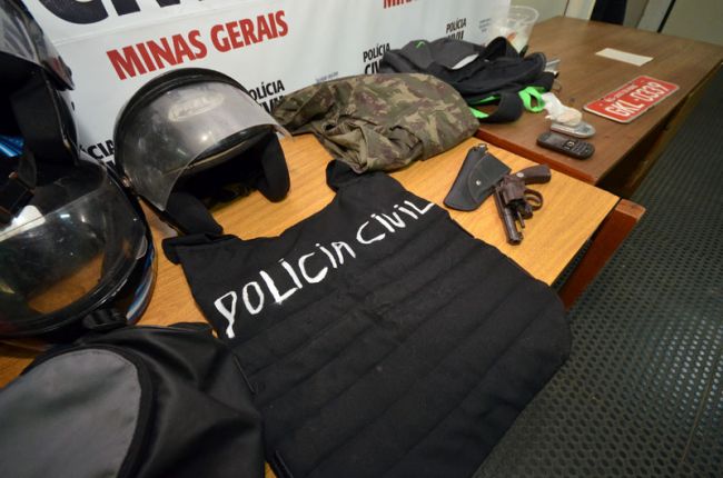 Olavo Prazeres/28-02-14 Um falso colete da Polícia Civil, drogas e um revólver calibre 38 foram apreendidos
