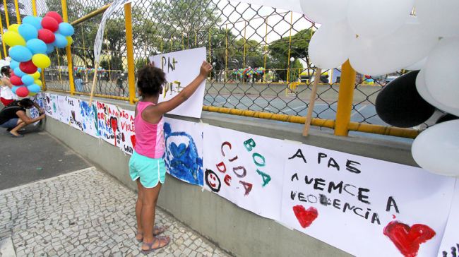Moradores pintaram cartazes com mensagens de paz