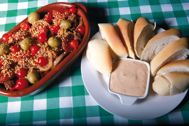 Divulgação Prato do Bar do Brejo trouxe moelinha e linguiça ao molho servido com pãezinhos