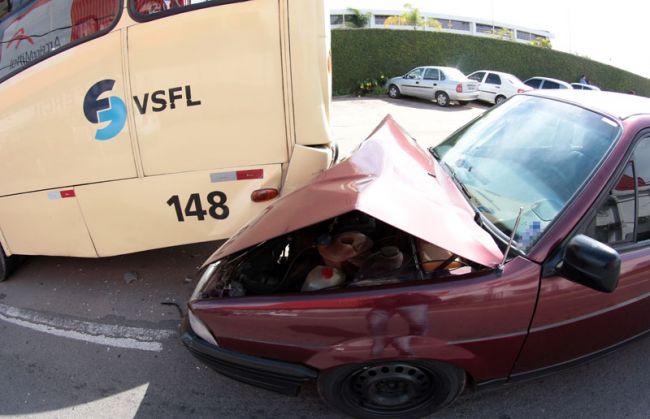 Fernando Priamo/04-11-13 Acidente entre carro e ônibus aconteceu na Rua Henrique Burnier