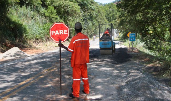 Em segmento que coincide com a União e Indústria, pista cedeu e está sendo arrumada