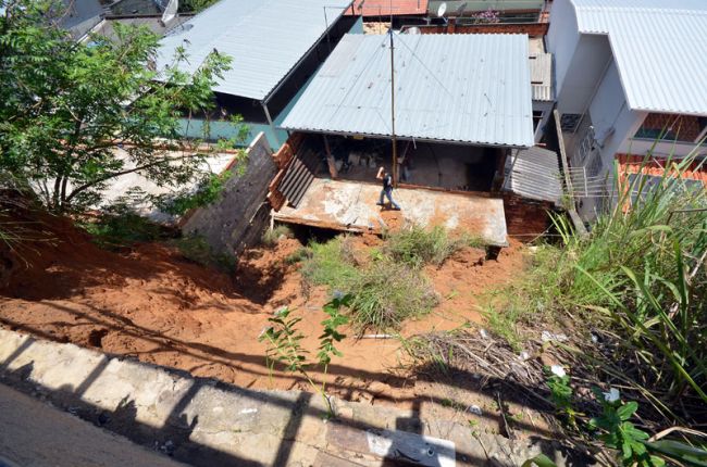 Olavo Prazeres/27-12-13 Escorregamento de terra atingiu edificação no Eldorado