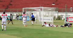 Leonardo Costa 06-11-11 Ademilson marca o terceiro gol do Carijó