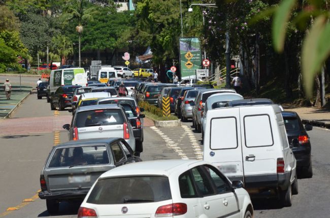 Olavo Prazeres/27-02-14 Motoristas tentam furar fila para deixar o campus pelo Pórtico Norte
