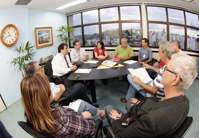 Fernando Priamo/02-5-11 Representantes da PJF e sindicalistas em reunião