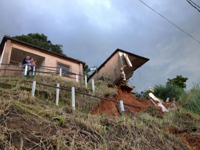 Fernando Priamo/27-12-13 Cozinha e banheiro desabaram na noite de Natal