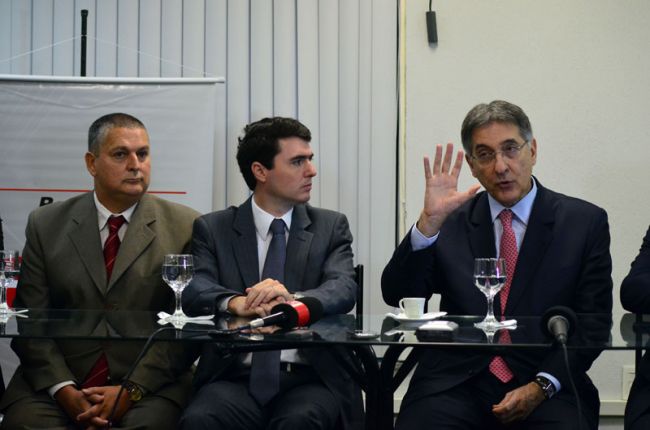 Fernando Pimentel, com o prefeito Bruno Siqueira ao centro e Francisco Campolina à esquerda