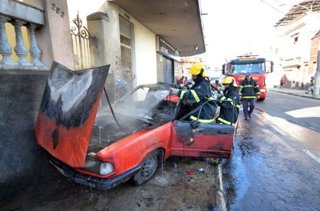Incêndio foi controlado pelos bombeiros