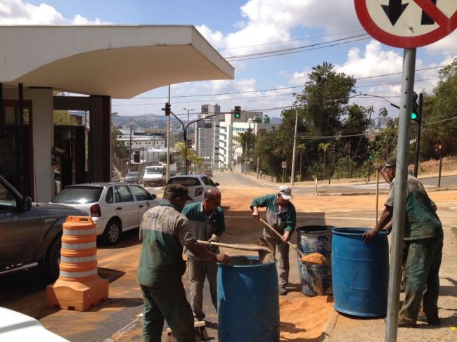 Fernando Priamo/20-08-14 Funcionários estão no local fazendo a limpeza da pista