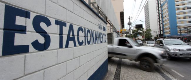 Dados mostram que há três vagas em estacionamentos particulares para cada de Área Azul