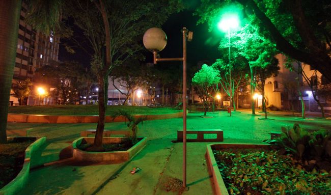 Leonardo Costa/12-11-13 Mesmo com maioria dos postes acesa, praça de São Mateus é considerada mal iluminada