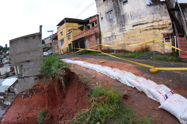 Meio-fio se rompeu em rua do Bairro São Tarcísio