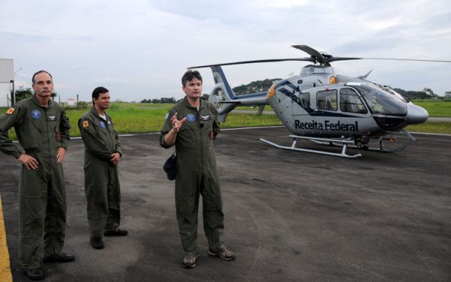 Helicóptero sobrevoa JF para realizar 'devassa' em imóveis de luxo