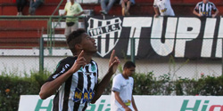 Rafael Vitor comemora o gol da vitória