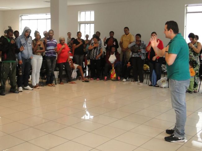 Momento de oração antecedeu entrega das cestas
