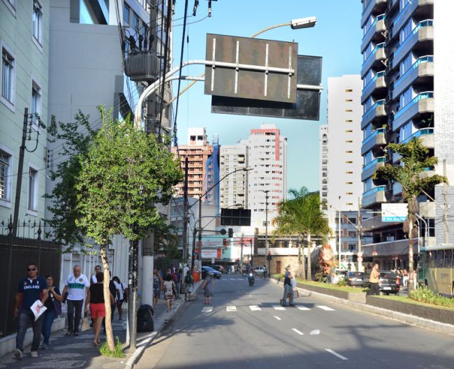 Marcelo Ribeiro/09-12-13 Na Itamar, placa está a poucos centímetros da outra