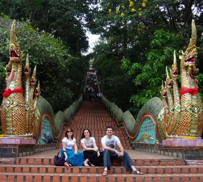 ARQUIVO PESSOAL Fernanda (ao centro) com seus companheiros de viagem na escadaria de templo em Chiang Mai