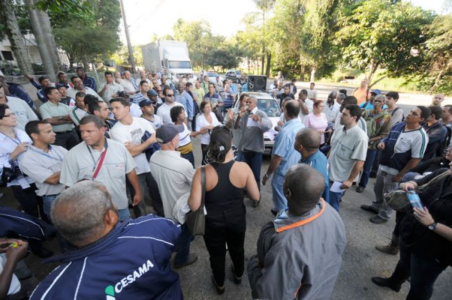 Lucas Tavares/16-05-2012 Servidores se reuniram em frente à Prefeitura