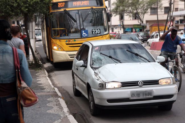 Fernando Priamo/17-12-13 Mais cedo, ônibus e carro se envolveram em acidente na Itamar Franco