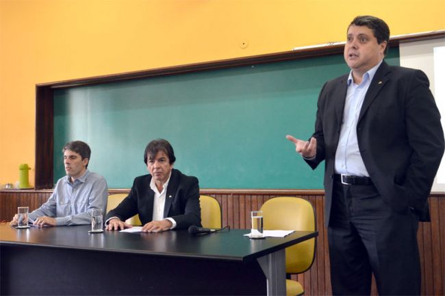 Pró-reitor Alexandre Zanini faz a apresentação