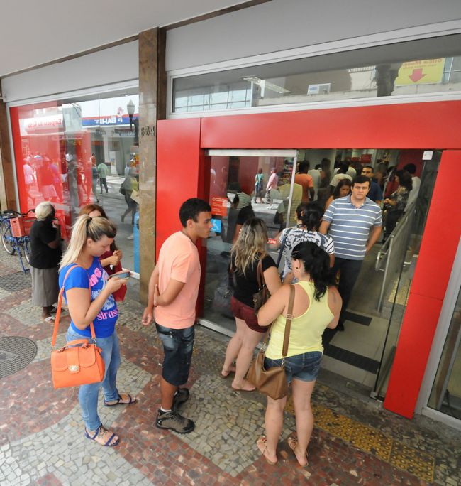 Marcelo Ribeiro/05-03-14 Algumas as filas dos caixas eletrônicos estavam indo até o lado de fora