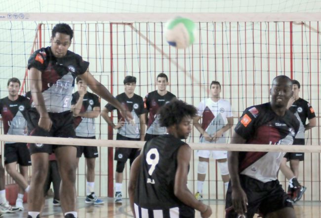 Lucas Tavares/31-07-12 A equipe de Juiz de Fora fez 3 sets a 1 nos cariocas, com parciais de 17/25, 25/18, 25/20 e 27/25