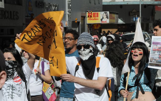 Estudantes fizeram manifestação pelo Centro de Juiz de Fora