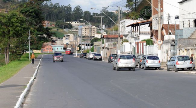 Trecho da Av. Brasil com pavimento refeito é perigoso devido à falta de sinalização