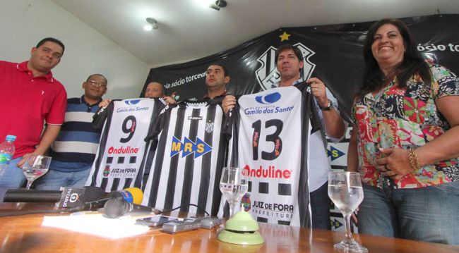 Treinador recebeu das mãos da presidente do Carijó, Myrian Fortuna, uma camisa do clube