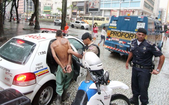 Um servente foi preso depois de molestar uma mulher