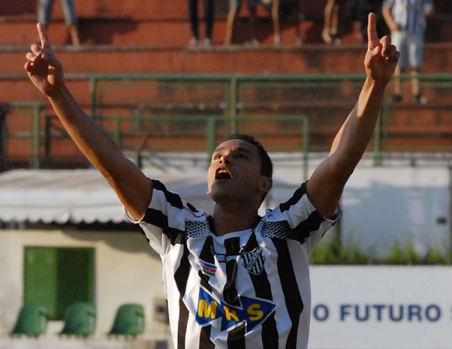 Meia Fábio Tenório defendeu o time de Santa Terezinha em 2010