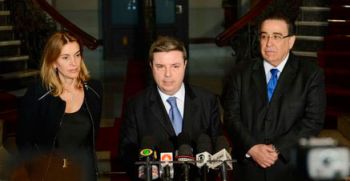 Gil Leonardi /Imprensa MG Anastasia estava com a secretária de Planejamento e Gestão, Renata Vilhena, e do vice Albe
