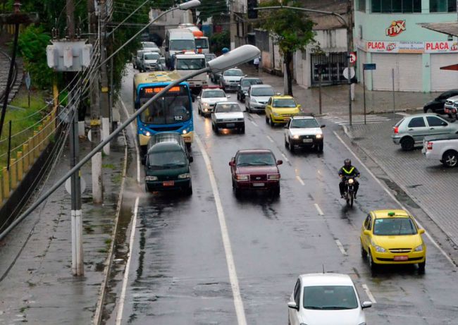 Olavo Prazeres/25-11-13 Van invade faixa destinada ao transporte público