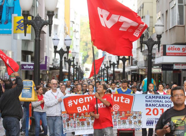 Leonardo Costa/25-09-13 Manifestação começou às 16h no Centro
