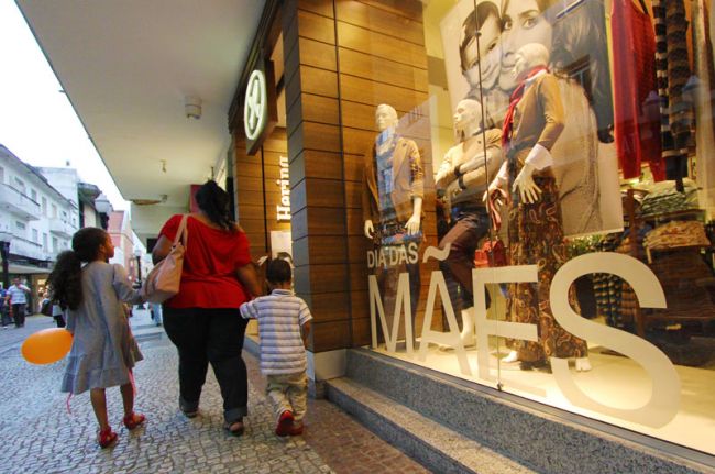Algumas lojas do Centro já estão com vitrines decoradas para a data