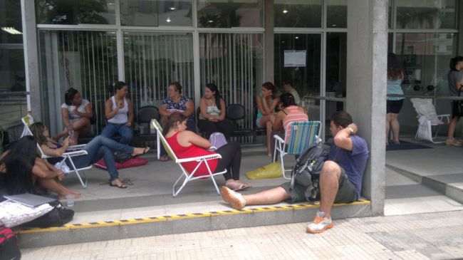 Pessoas montaram um acampamento improvisado