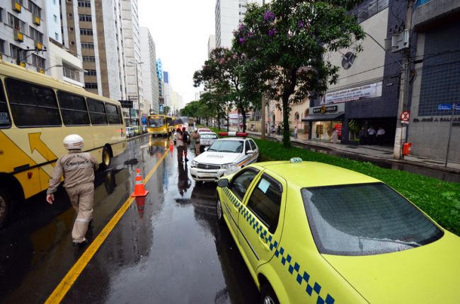 Ciclista ficou ferido e foi levado para o hospital