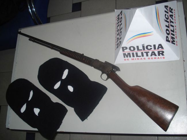 Arma e toucas apreendidas no Residencial Araucáriarias