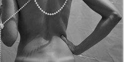 Divulgação Série de fotos dedicada a explorar o corpo
