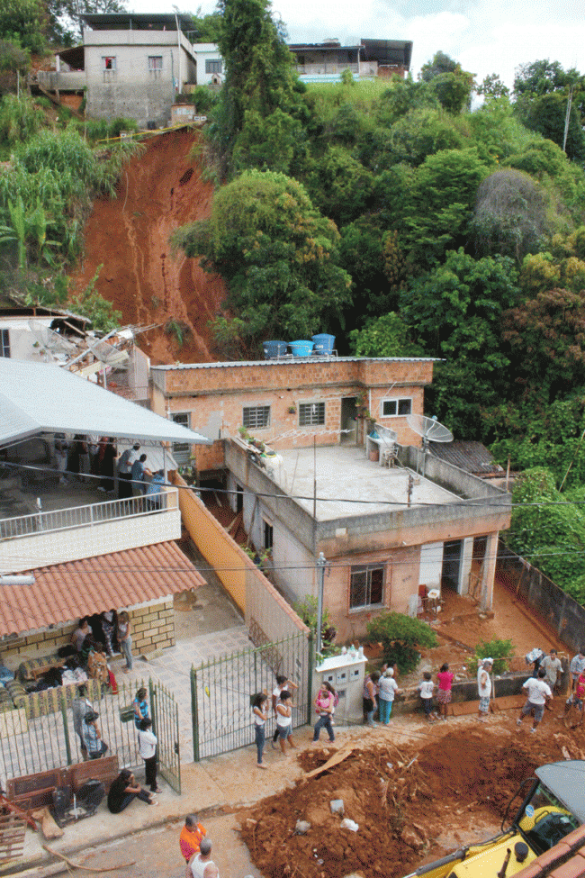 Segundo moradores, barranco cedeu por volta de 7h