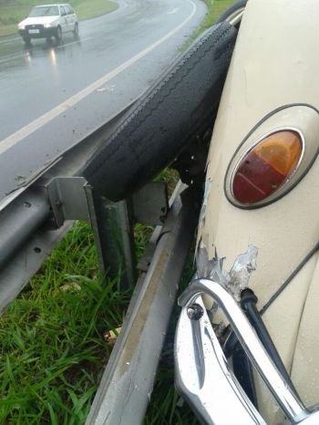 Roda do fusca ficou presa na defensa que divide as duas pistas na rodovia
