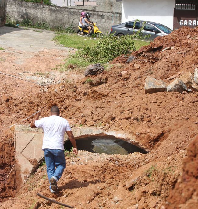 Secretaria de Obras avalia problema que se arrasta há quase dois anos na Praça Padre Léo