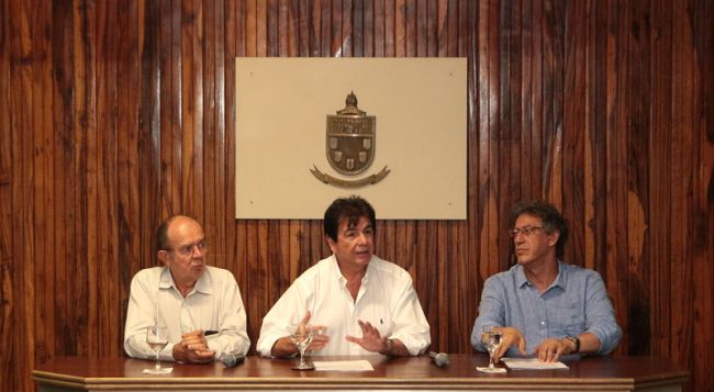 O reitor ao lado de seu vice e de pró-reitor