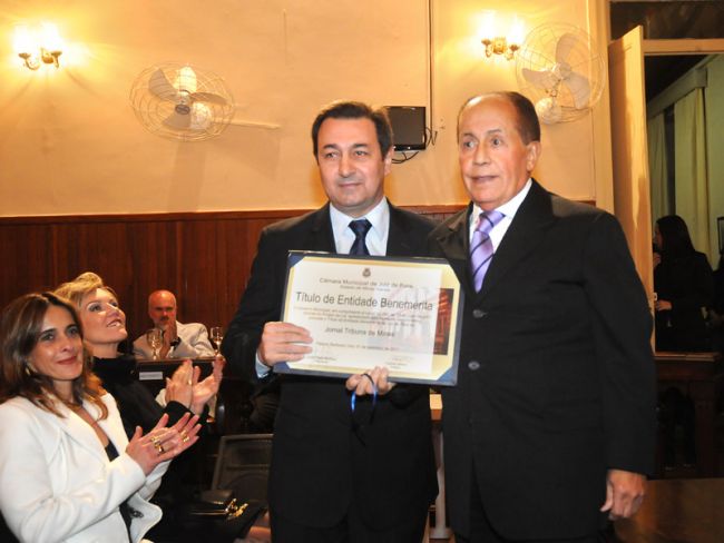 Paula Rivello/02-09-11 Isauro Calais entrega título a Juracy Neves