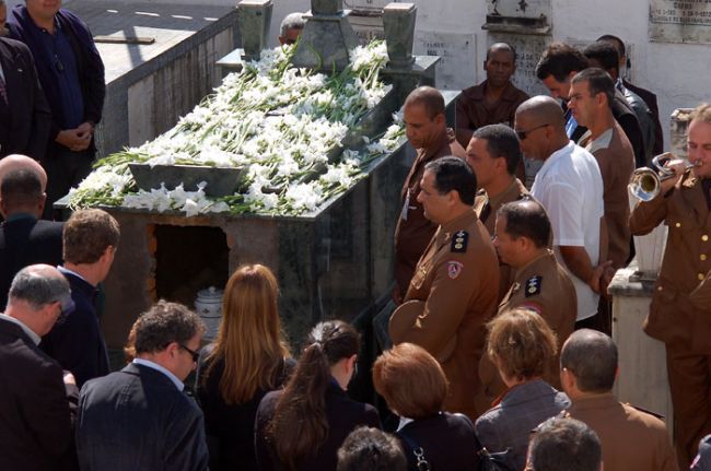 Olavo Prazeres/08-07-11 Urna foi colocada no jazigo da família, junto de sua mãe
