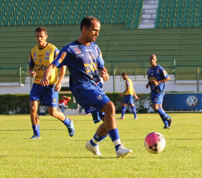Leonardo Costa Alan é um dos que pode assumir a vaga de Ademilson